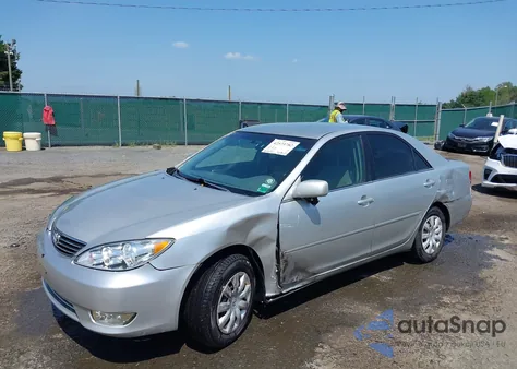 2005 Toyota Camry Le z USA, uszkodzony, nr VIN 4T1BE30K55U043628